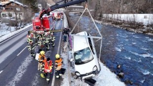 Das Auto musste mittels Kran geborgen werden.  (Bild: Maurice Shourot)