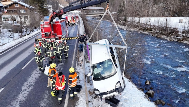 Das Auto musste mittels Kran geborgen werden.  (Bild: Maurice Shourot)