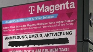 Unser Leserreporter fand sein Wohnhaus mit mehreren dieser Werbeaufkleber „verschönert“ – ein Beispiel für aggressive Werbung, die Grenzen überschreitet. (Bild: Leserreporter/Erhard F.)