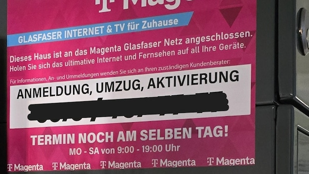 Unser Leserreporter fand sein Wohnhaus mit mehreren dieser Werbeaufkleber „verschönert“ – ein Beispiel für aggressive Werbung, die Grenzen überschreitet. (Bild: Leserreporter/Erhard F.)