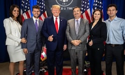 Austria-Neuzugang Steven Juncaj (Zw. v. li.) sowie Papa George &amp; Co. mit US-Präsident Donald ...