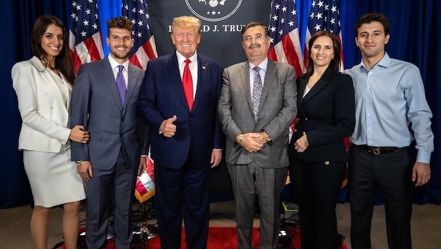 Austria newcomer Steven Juncaj (second from right) and Papa George &amp; Co. with US President Donald Trump. (Bild: zvg)