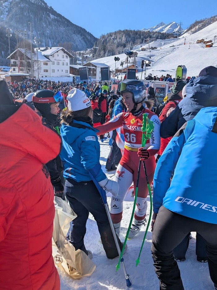 Magdalena Egger freute sich im Ziel über den Besuch von Kreuzbandpatientin Amanda Salzgeber.