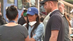 Brände in L.A.: Prinz Harry (re.) und seine Ehefrau Herzogin Meghan unterhalten sich in Pasadena mit Betroffenen. (Bild: Screesnhot/KameraOne)