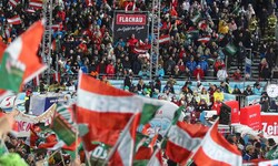 Das Flutlichtspektakel in Flachau zieht die Massen an.