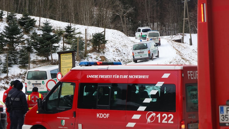 Mountain rescuers drove to the Hochberghaus in minibuses and transported around 200 winter sports enthusiasts from there to the valley. (Bild: Matthias Lauber/laumat.at/laumat)