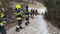 Unter Seilsicherung wurde die Verletzte zum Rettungswagen gebracht. (Bild: BFVMZ/FF Neuberg)