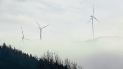 Drei Windräder im Nebel: Könnte das bald Wirklichkeit in Kärnten sein? Heute, Sonntag, stimmen wir darüber ab. (Bild: Jauschowetz Christian/Christian Jauschowetz)