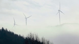 Drei Windräder im Nebel: Könnte das bald Wirklichkeit in Kärnten sein? Heute, Sonntag, stimmen wir darüber ab. (Bild: Jauschowetz Christian/Christian Jauschowetz)