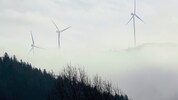 Drei Windräder im Nebel: Könnte das bald Wirklichkeit in Kärnten sein? Heute, Sonntag, stimmen ...