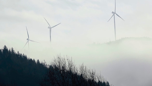 Three wind turbines in the fog: could this soon be a reality in Carinthia? Today, Sunday, we are voting on it. (Bild: Jauschowetz Christian/Christian Jauschowetz)