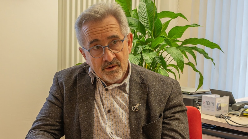 Ortschef Andreas Rußmann (SPÖ) schaut darauf, dass sich am Wirtshaustisch niemand in die Haare kriegt. (Bild: Haijes Jack/Foto Haijes)