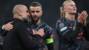 Pep Guardiola (li.) muss in Zukunft auf Kyle Walker (Mitte) verzichten. Der Engländer strebt ...