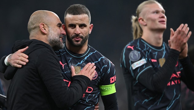 Pep Guardiola (li.) muss in Zukunft auf Kyle Walker (Mitte) verzichten. Der Engländer strebt einen Wechsel an. (Bild: AFP or licensors)