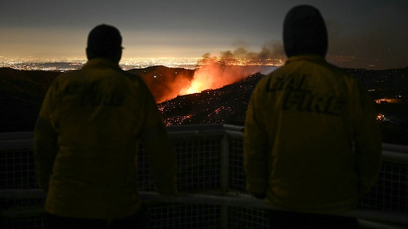 Eine Feuerwalze frisst sich durch das Umland von Los Angeles. (Bild: AFP/Patrick T. Fallon)