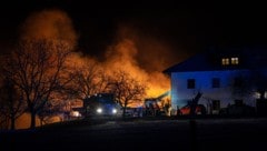 Die Flammenwand war mächtig. (Bild: TEAM FOTOKERSCHI.AT / SIMON BRANDSTÄTTER)