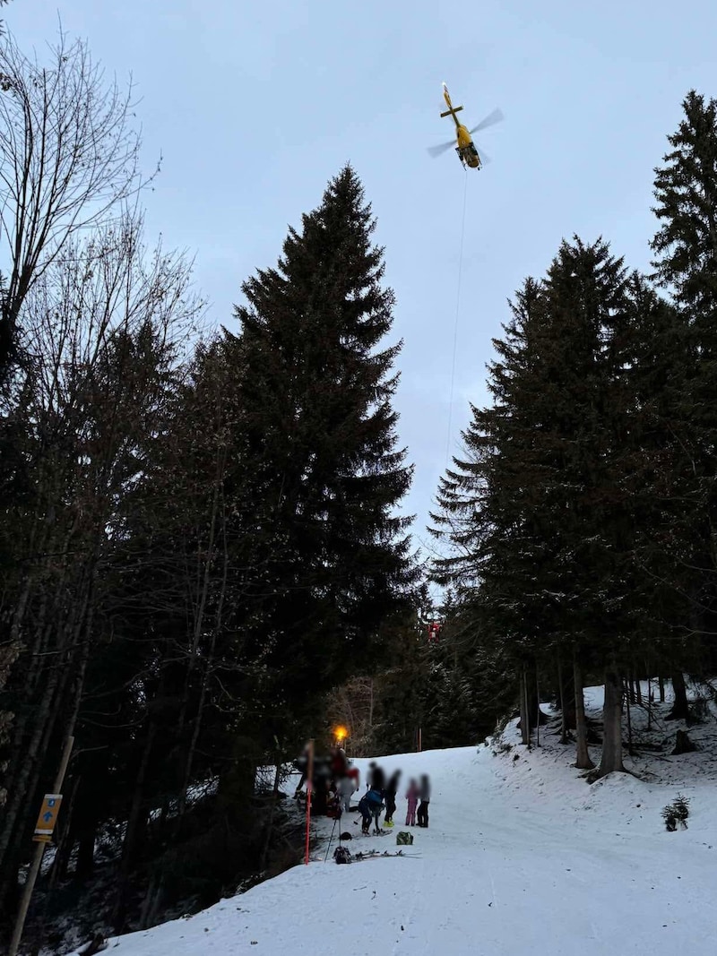 Mittels Tau wurden die Verletzten geborgen. (Bild: ZOOM Tirol/Krone KREATIV)