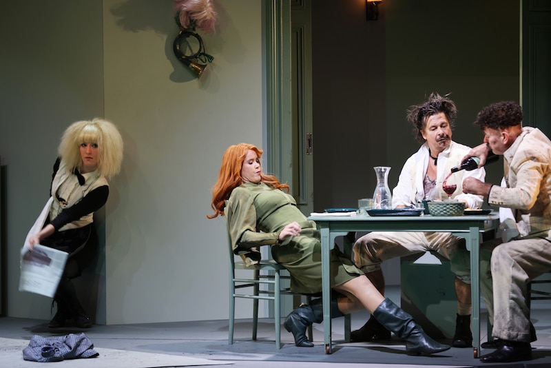 Melanie Hackl (Justine), Kimberly Rydell (Norine), Michael Dangl (Lenglumé), Marcus Bluhm (Mistingue) (Bild: Theater in der Josefstadt/Moritz Schell)