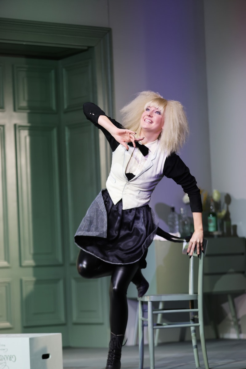 Melanie Hackl (Justine) (Bild: Theater in der Josefstadt/Moritz Schell)