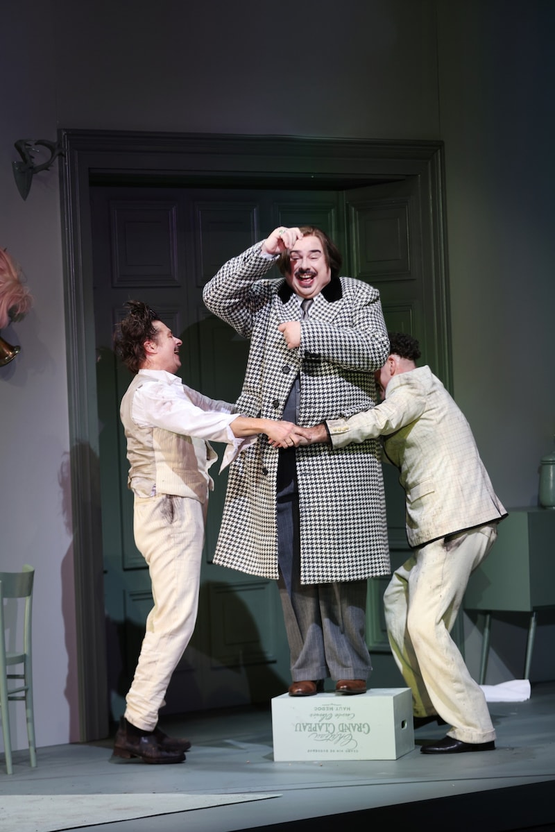 Michael Dangl (Lenglumé), Robert Joseph Bartl (Potard), Marcus Bluhm (Mistingue) (Bild: Theater in der Josefstadt/Moritz Schell)