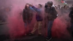 Vor allem junge Menschen protestieren gegen die Carabinieri. (Archivbild) (Bild: AFP/MARCO BERTORELLO, Krone KREATIV)