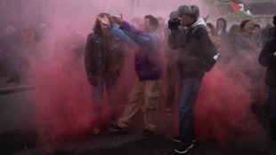 Vor allem junge Menschen protestieren gegen die Carabinieri. (Archivbild) (Bild: AFP/MARCO BERTORELLO, Krone KREATIV)