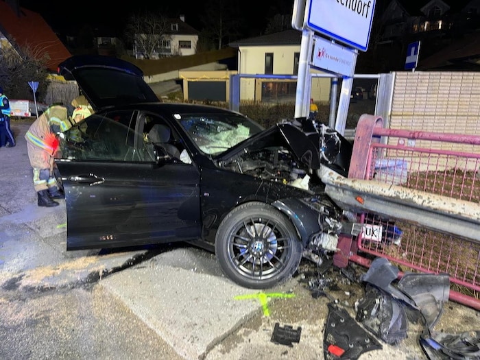 Beim Wagen entstand Totalschaden, er musste abgeschleppt werden.