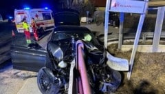 Der 17-Jährige dürfte mit dem BMW mit weit überhöhter Geschwindigkeit gerast sein. (Bild: FF Neumarkt am Wallersee)