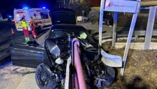 Der 17-Jährige dürfte mit dem BMW mit weit überhöhter Geschwindigkeit gerast sein. (Bild: FF Neumarkt am Wallersee)