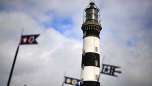 Der stärkste Leuchtturm von Europa soll sein historisches Leuchtfeuer verlieren und an Strahlkraft einbüßen. (Bild: APA/AFP/Fred TANNEAU)