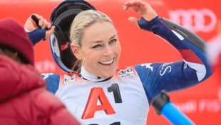 Lindsey Vonn zeigt auch im Super-G von St. Anton groß auf. (Bild: Birbaumer Christof)