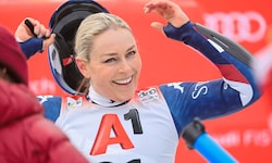 Lindsey Vonn zeigt auch im Super-G von St. Anton groß auf.