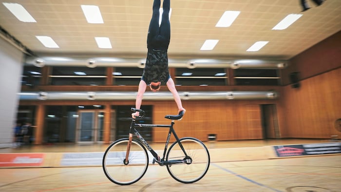 Handstand auf dem Fahrrad - für Christopher ein Kinderspiel