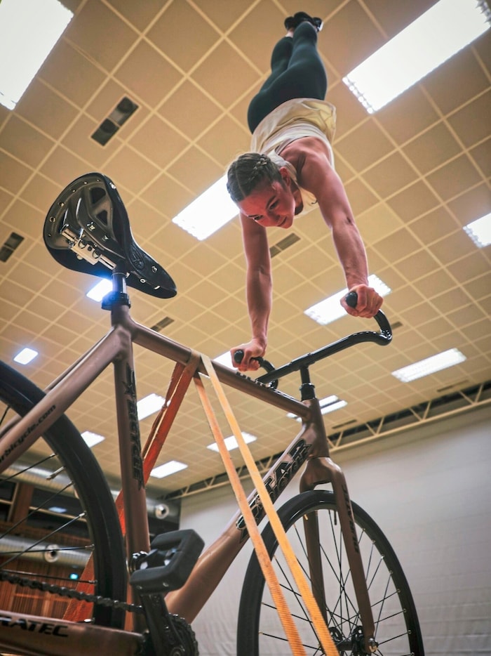 Lorena ist aktuell dabei, einen Handstand auf dem Fahrrad zu erlernen.