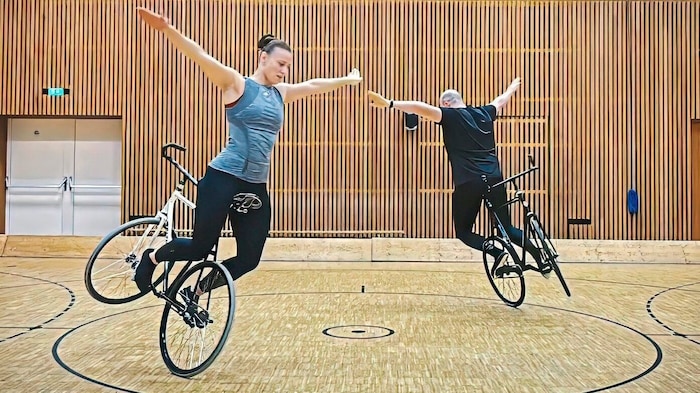 Antonia und Marcel zeigen vor, wie Zweierkunstradfahren aussieht.