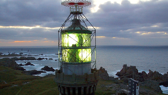 As used to be the case with lighthouses, the rotating optics of the Créac'h lighthouse float on a tank of mercury. 