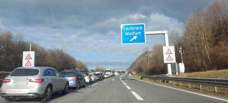 Es bildeten sich lange Staus vor dem Tunnel und auf Ausweichstrecken rund um Bregenz. (Bild: A. Drnek)