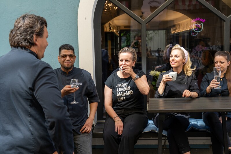 Silvia Schneider (hier mit dem Team der Linzer Gastro-Topadresse Göttfried) wünscht sich viele tolle Lokale und schöne Bepflanzung. (Bild: Silvia Schneider/Team Göttfried)