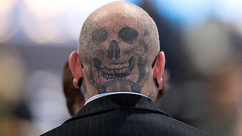 A participant at the AfD federal party conference (Bild: APA/dpa/Sebastian Kahnert)