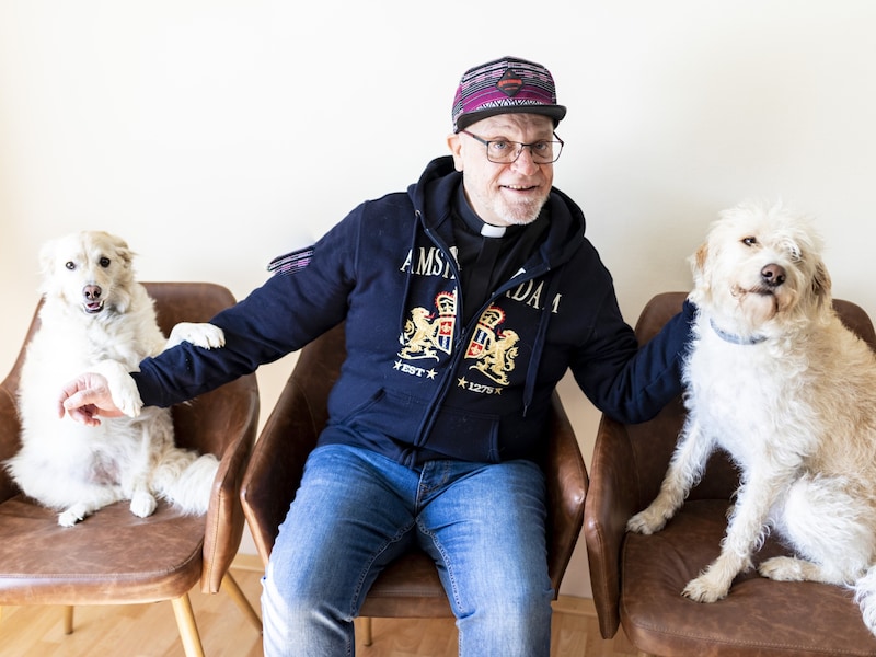 Der Linzer Pfarrer Franz Zeiger wünscht sich mehr Solidarität und ein Herz für Vierbeiner. (Bild: office@fotografiekarinschwarz.at)