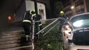 Der Alkolenker hatte im Ortsgebiet das Stiegengeländer gerammt (Bild: FF Bad Ischl)