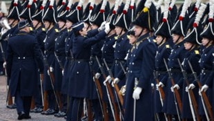 Die Wachsoldaten bestücken ihre Gewehre mit Bajonetten. (Bild: AFP/Ludovic MARIN)