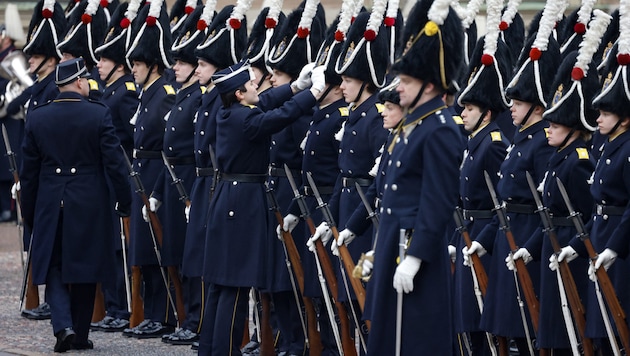 Die Wachsoldaten bestücken ihre Gewehre mit Bajonetten. (Bild: AFP/Ludovic MARIN)