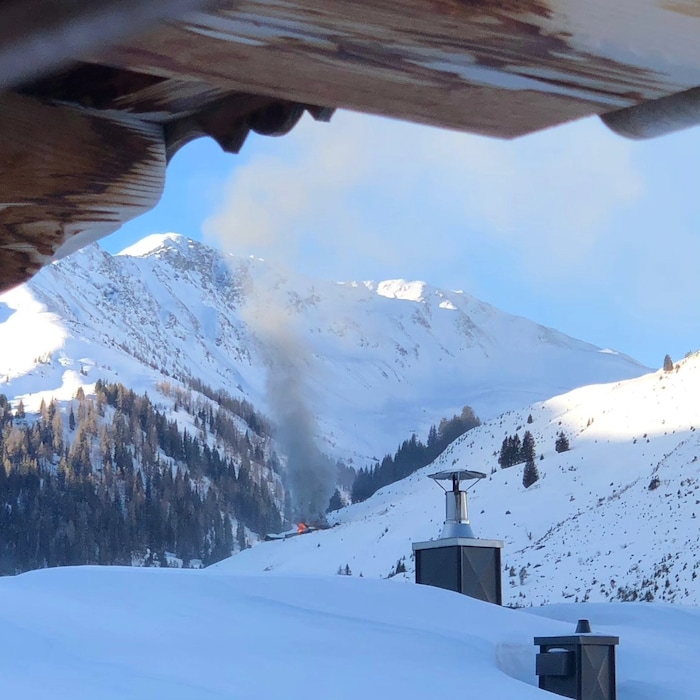 Ein Skifahrer hatte den starken Rauch von einer Gondel aus bemerkt.