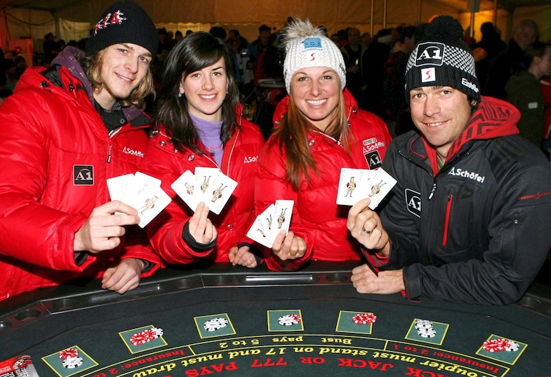 Manuela Riegler (2. v. r.) wurde 2006 im Snowboard-Cross Dritte, war seinerzeit auch mit Teamkollegen im Casino. (Bild: GEPA/GEPA pictures)