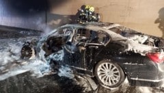 Von dem brennenden Auto blieb nicht mehr viel übrig. (Bild: Feuerwehr Bregenz-Rieden)