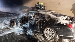 Von dem brennenden Auto blieb nicht mehr viel übrig. (Bild: Feuerwehr Bregenz-Rieden)