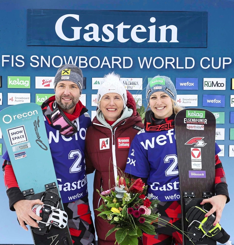 Andi Prommegger gewann 2024 im Teambewerb mit Sabine Schöffmann (re.). ÖSV-Präsidentin Roswitha Stadlober jubelte mit. (Bild: GEPA/GEPA pictures)