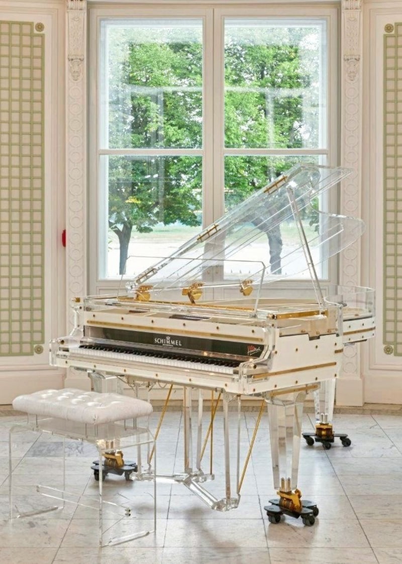 The legendary glass grand piano by Schimmel ... (Bild: Sotheby‘s)