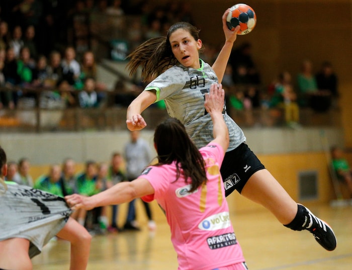 Albek's sister Anna once played for HIB Graz. The Hungarian is now a national player with European Championship, World Cup and Olympic experience.